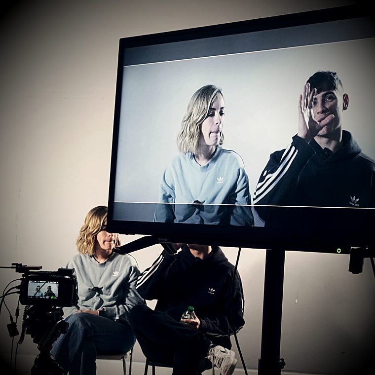 Actores trabajando una escena frente al monitor