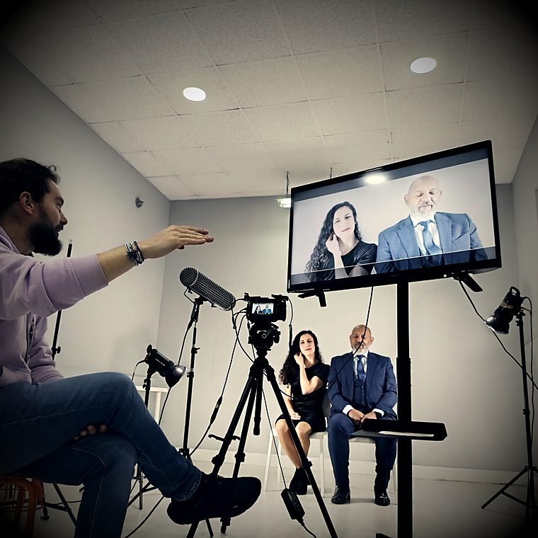 Manu Cuevas dirigiendo a un alumno