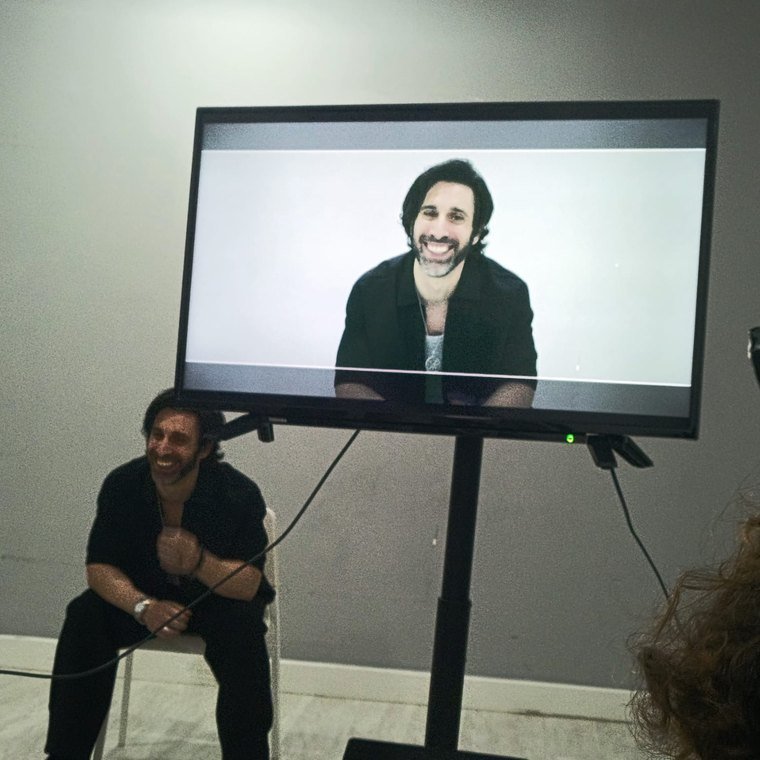 Actor viéndose a sí mismo en el monitor durante la clase