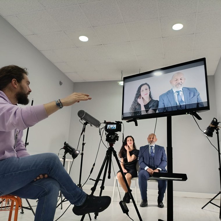 Manu Cuevas dirigiendo una escena con la cámara encendida