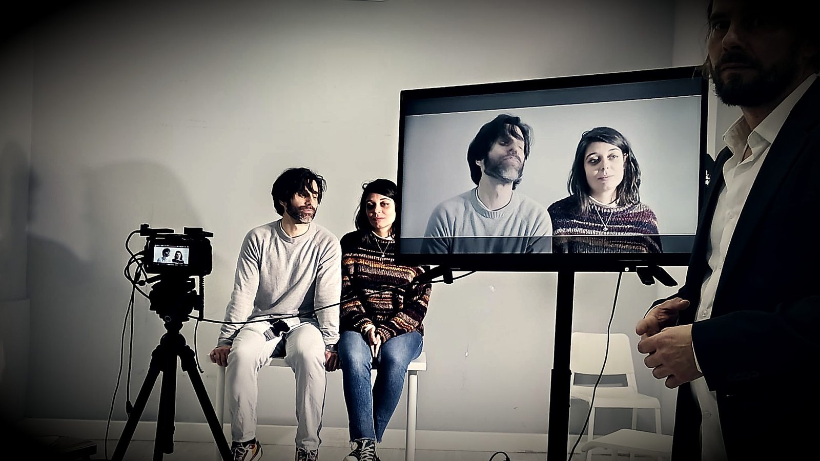 Entrenamiento actoral ante la cámara en Madrid: cámara, focos y monitor en clase